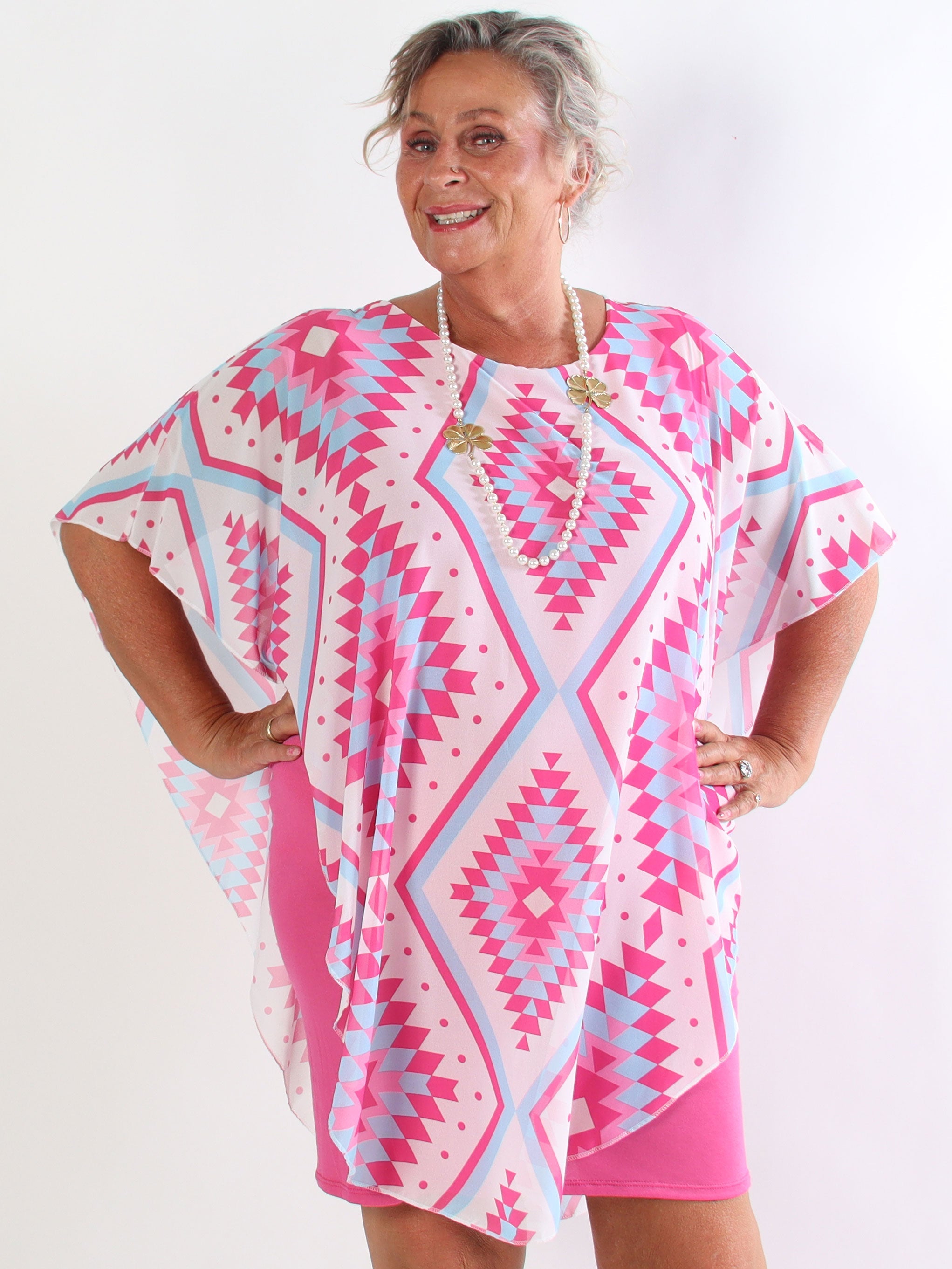 Kenya Graphic - Plus size kjole med et let grafiskmønstret chiffonstykke
